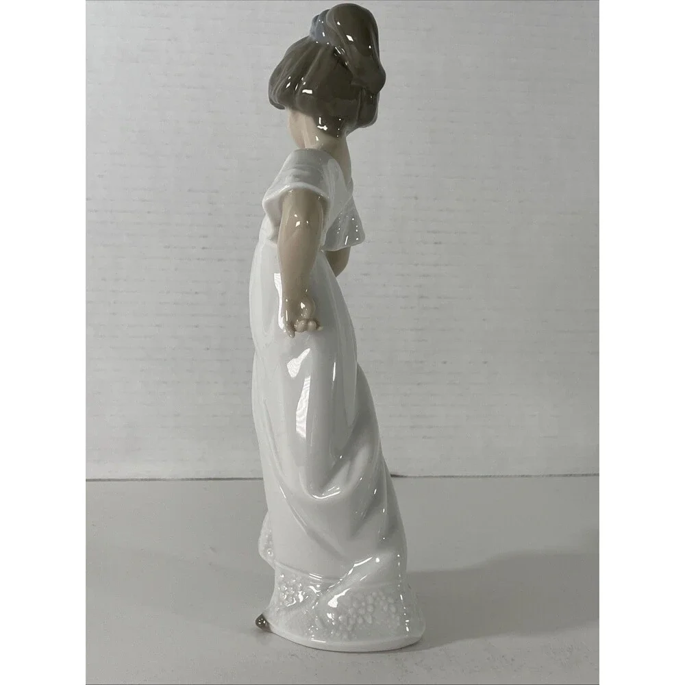 Vtg Lladro NAO Collectable Figurine - How Pretty -  D 1110 Spain 1989
